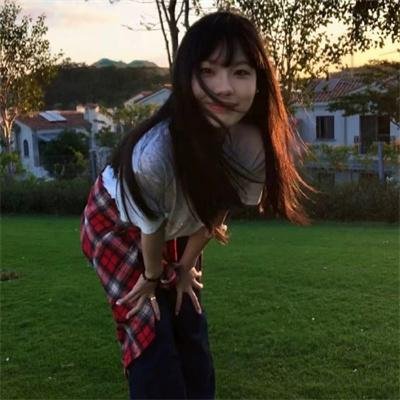 她背后的那双手